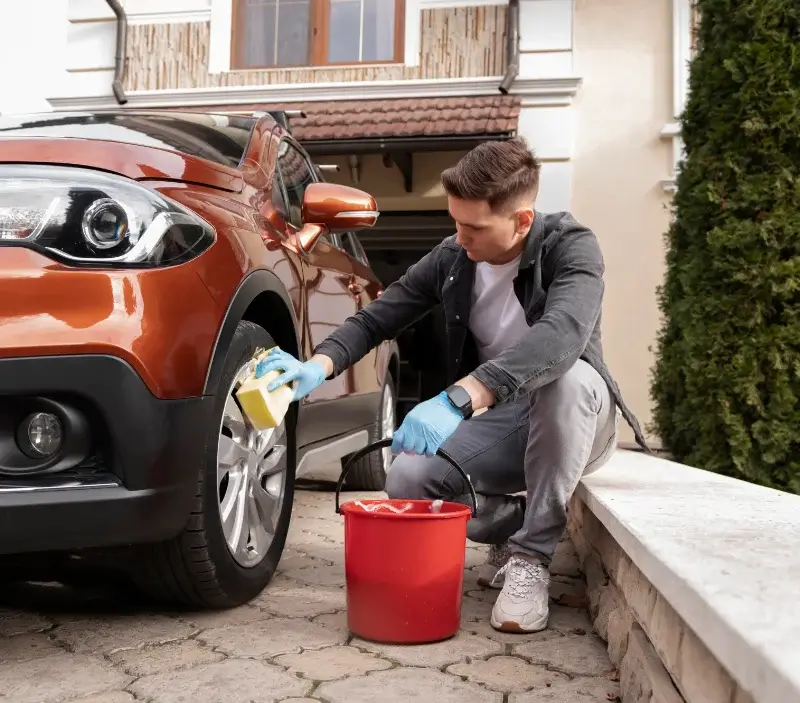 Lavage auto à domicile Gabre : professionnel intervenant sur un véhicule